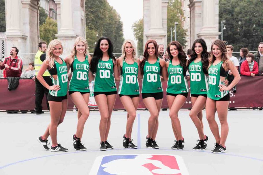 Le cheerleaders dei Boston Celtics alla Fan Zone in centro s Milano